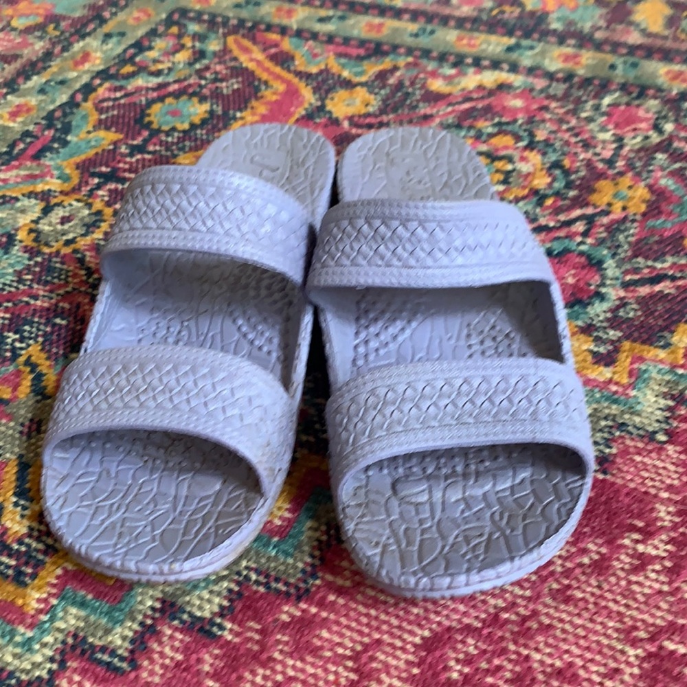 J slips Hawaii lavender slippah’s. !